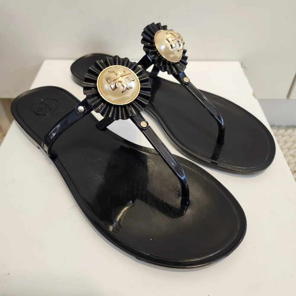 NEW Tory Burch "Melody" Black Patent Pearl Medallion Logo Sandals Sz.7 Ret. $249 - Picture 1 of 5